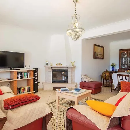 Sleeps 6 Air Con Wifi