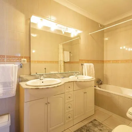 Sleeps 6 Air Con Wifi
